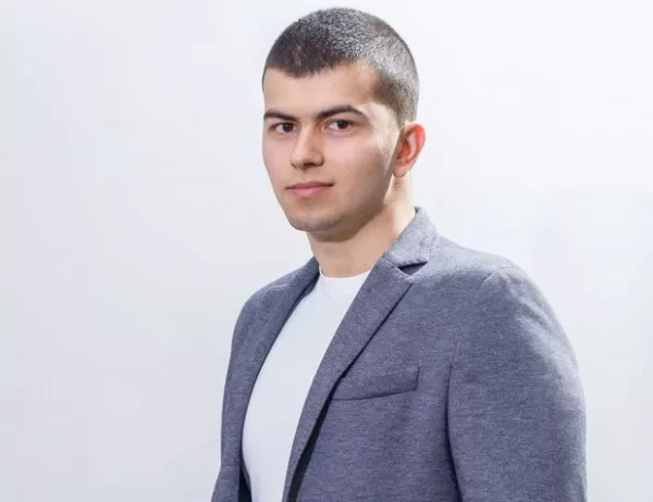17-годишният Иво Христов пише книги, за да плаща лечението си