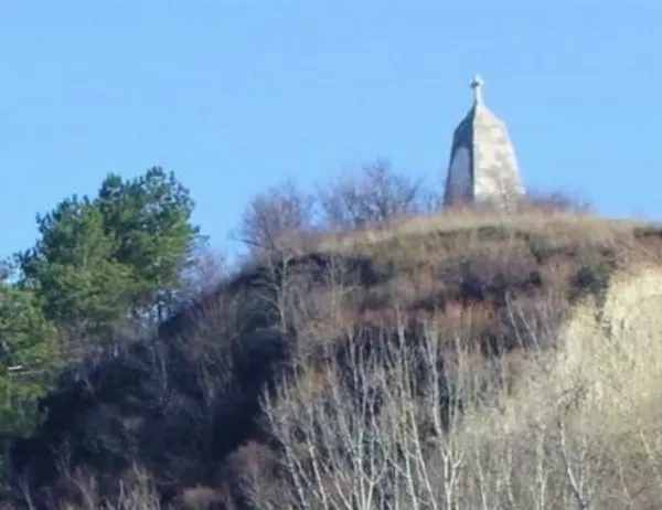 Реставратори възстановяват Паметника на победата край Плевен
