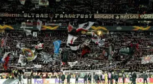 Фенове на Айнтрахт заливат Милано, подобряват собствен рекорд