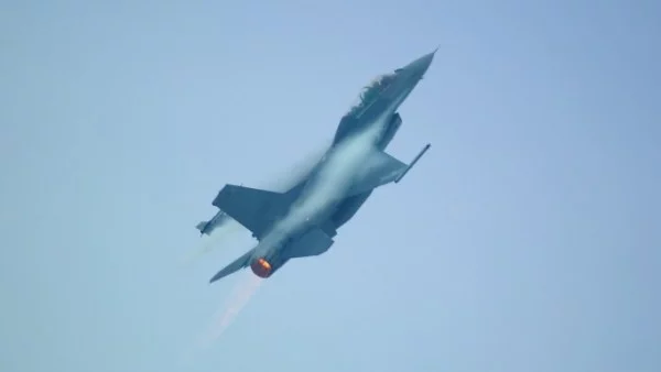 ГЛЕДАХТЕ НА ЖИВО: Екип на Actualno.com се качи на симулатора на F-16 (ВИДЕО)