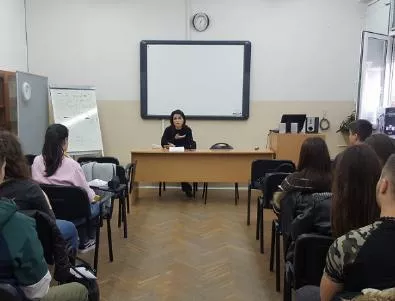 Магистрати отговарят на въпроси за съдебната система на ученици от Бургас