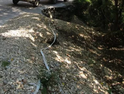 Община Асеновград укрепва свлачището на пътя за Лясково за своя сметка, ако не дойде помощ от държавата