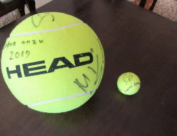 Деца от Плевен продават тенис топки с автографи, за да спасят живота на своя съученичка