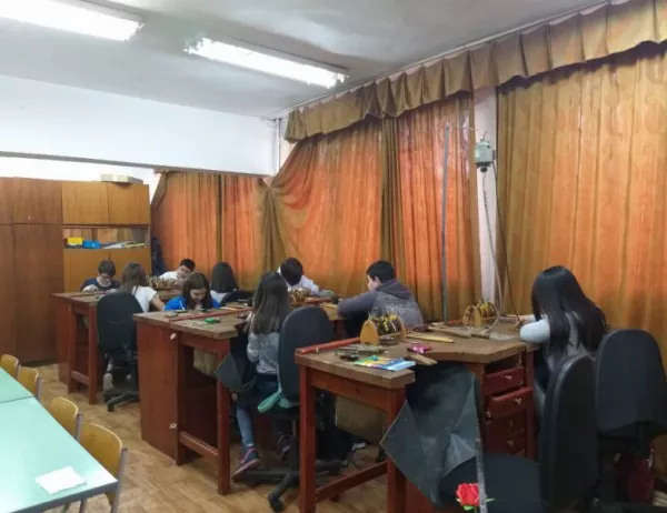 Единствено в Пловдив: Ученици учат бижутерия 