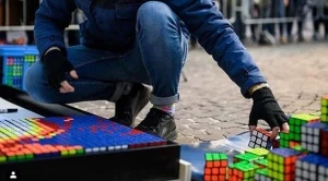 Млад мъж прави портрети на звезди от кубчета на Рубик и печели хиляди (СНИМКИ)