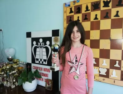 10-годишната Нора от Плевен има 30 купи от шахматни състезания