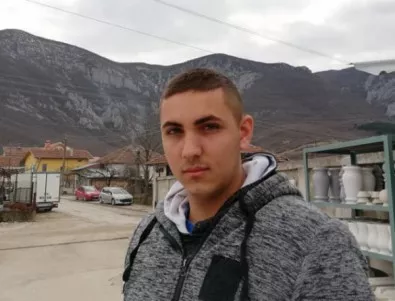 Историята на 18-годишният Иван, който прави паметник на Дядо Добри