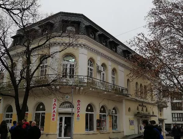 Защо близо 30 години Кукленият театър в Сливен плаща наем на мюсюлманско настоятелство?