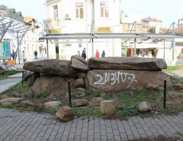 Надраскаха надгробни плочи в двора на Археологическия музей в Бургас