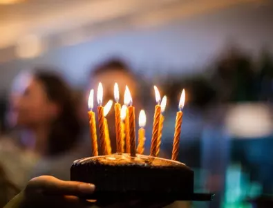 Рожден ден по индийски: Ето какво разрязаха вместо торта (ВИДЕО)