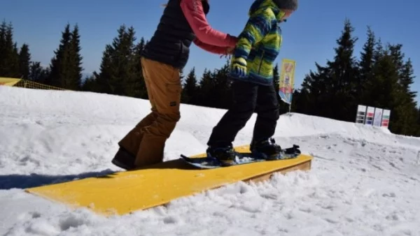 Инструктори от цял свят обучават 136 деца от бедни семейства да карат ски и сноуборд