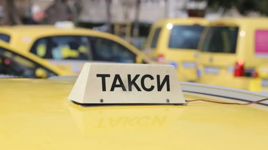 Наполовина пада патентният данък за таксита в Благоевград