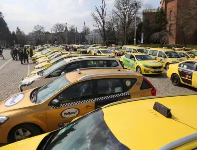 Таксиметровите шофьори заплашват с протести, ако данъчните им облекчения отпаднат