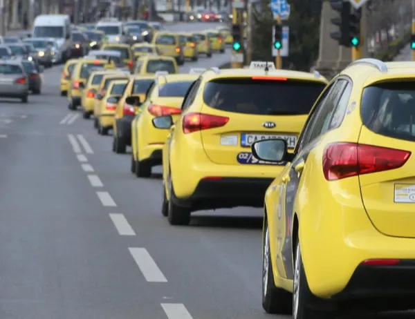 Граждани на Бургас се оплакват на общински съветник от таксиметрови шофьори