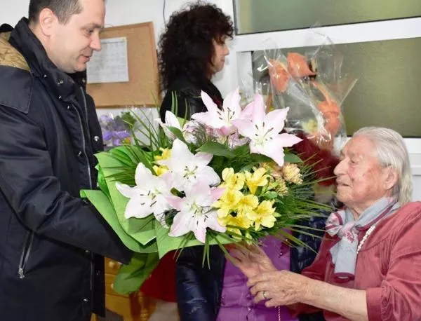 100-годишна баба отпразнува рождения си ден във врачанския дом за стари хора„Зора“