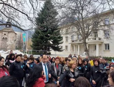 Калин Каменов подкрепи протеста на медицинските сестри във Враца