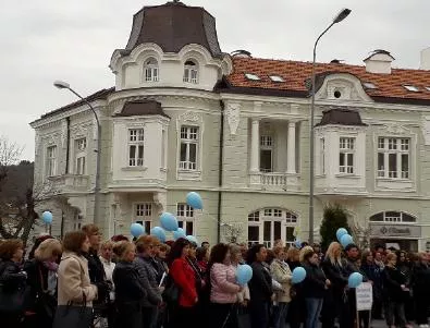 Сини балони полетяха в небето на сестринския протест в Сливен