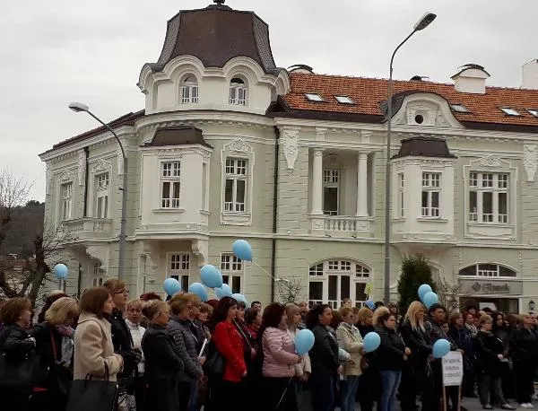 Сини балони полетяха в небето на сестринския протест в Сливен