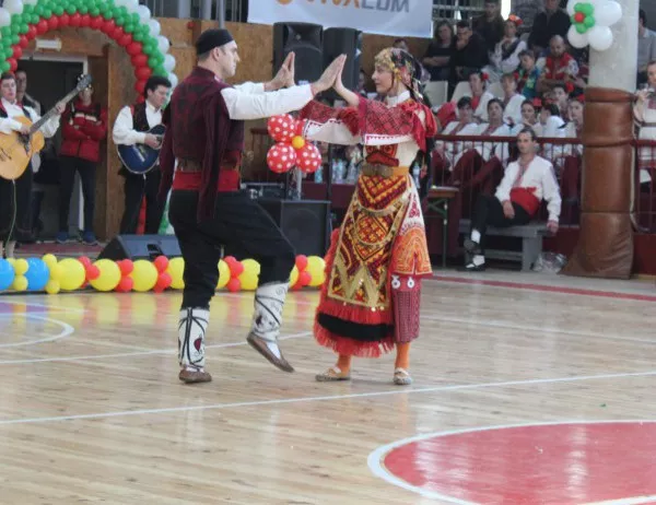 Любители показаха майсторство на фолклорен фестивал в Русе
