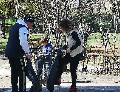 Доброволци почистват Станционната градина в Стара Загора (СНИМКИ)