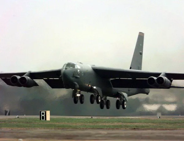 САЩ са изпратили в Европа шест B-52, които могат да носят ядрено оръжие 