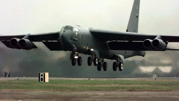 САЩ са изпратили в Европа шест B-52, които могат да носят ядрено оръжие 