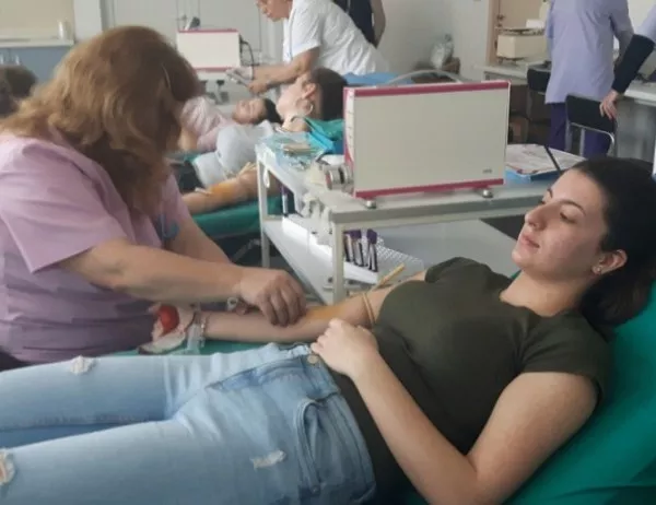 Ученици и учители даряват кръв в болницата в Бургас