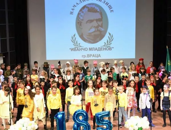 Училище „Иванчо Младенов” във Враца отбеляза патронния си празник днес