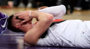 Звезда в НБА счупи зверски крак, а съдията го ритна след това (ВИДЕО 16+) 