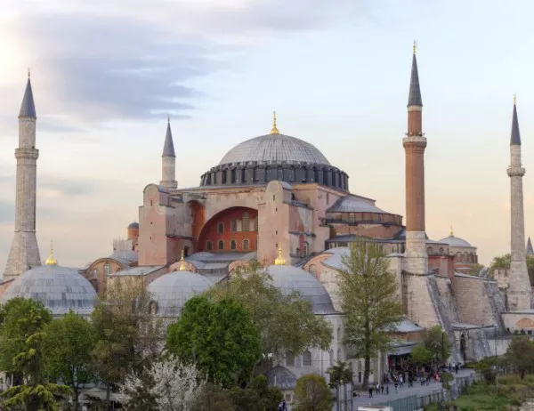 Ердоган все по-убеден, че "Света София" ще стане джамия, готви и смяна на името ѝ