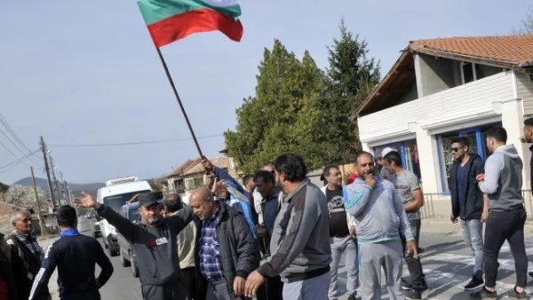 Жители на хасковско село затвориха пътя за Маказа