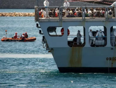 Италия задържа кораб с мигранти 
