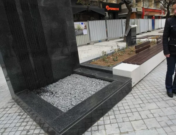 След вълната от подигравки и възмущение: Махат "гроба" на площад "Гарибалди"