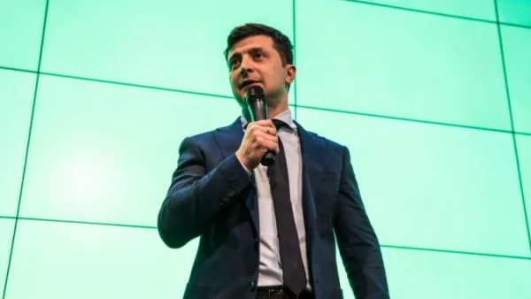 Активистка разголи гръд срещу кандидат-президент в Украйна