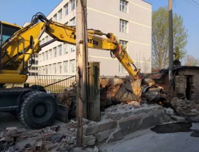 В Пловдив събориха незаконни ромски постройки, залепени за ограда на училище (СНИМКИ)