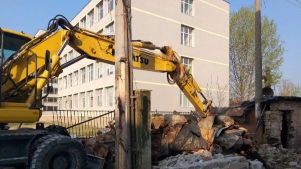 В Пловдив събориха незаконни ромски постройки, залепени за ограда на училище (СНИМКИ)