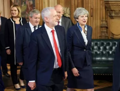 Мей се среща с Корбин за Brexit, пореден министър подаде оставка