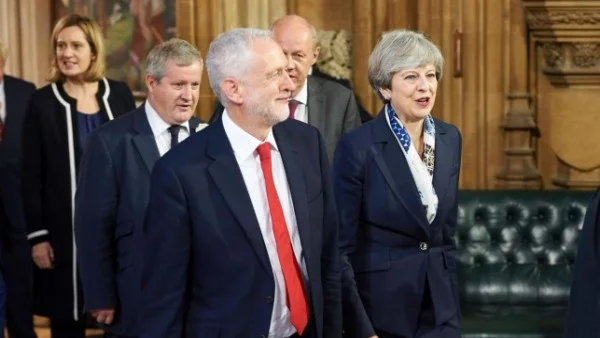 Мей се среща с Корбин за Brexit, пореден министър подаде оставка