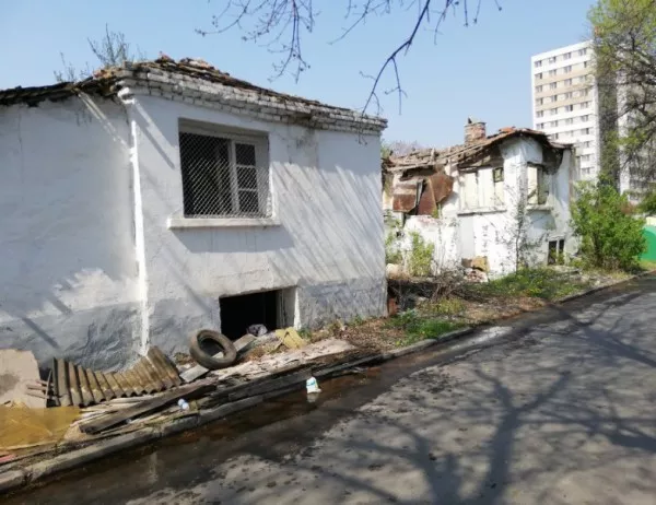 Изграждат нови паркоместа на мястото на полуразрушени сгради в Пловдив