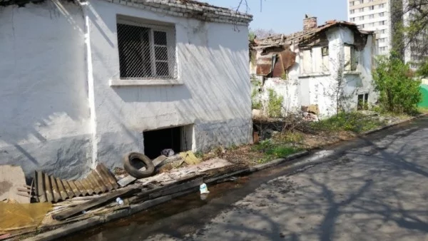 Изграждат нови паркоместа на мястото на полуразрушени сгради в Пловдив