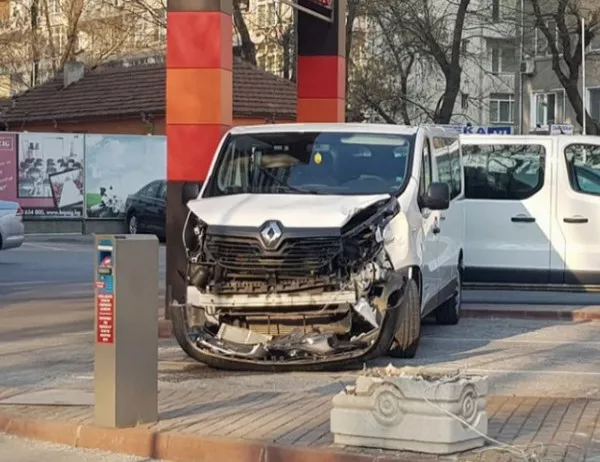 Пореден зрелищен инцидент с автобус в Пловдив (СНИМКИ)