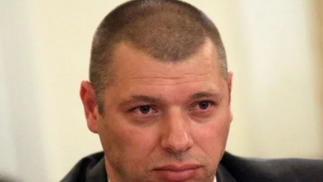 Куп отлично печелещи властови кадри имат и чужди жилища