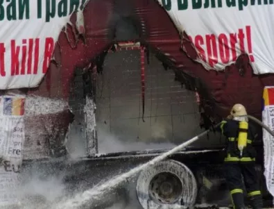 Превозвачите подпалиха ТИР край Пловдив в знак на протест (СНИМКИ) (ВИДЕО)