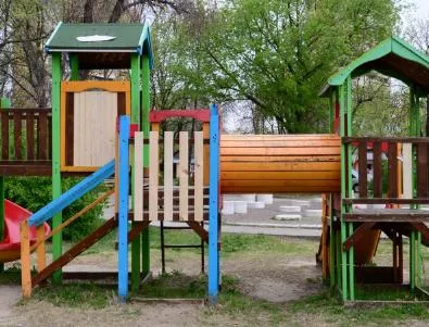Община Видин ремонтира счупени съоръжения на детска площадка в парк „Владикина бахча“