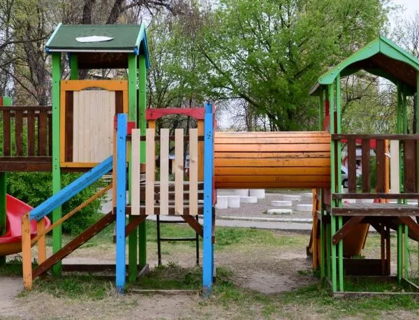 Община Видин ремонтира счупени съоръжения на детска площадка в парк „Владикина бахча“