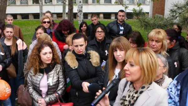 Мая Манолова подкрепи протеста на медицинските сестри от врачанската болница