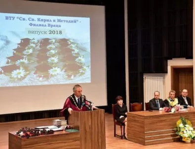 Ректорът на Великотърновския университет връчи дипломите на абсолвентите във Враца