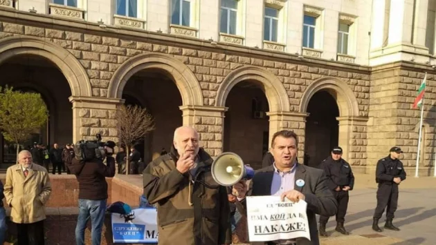 Организатор на протестите срещу Гешев се оплаква, че е спиран да спаси жена си