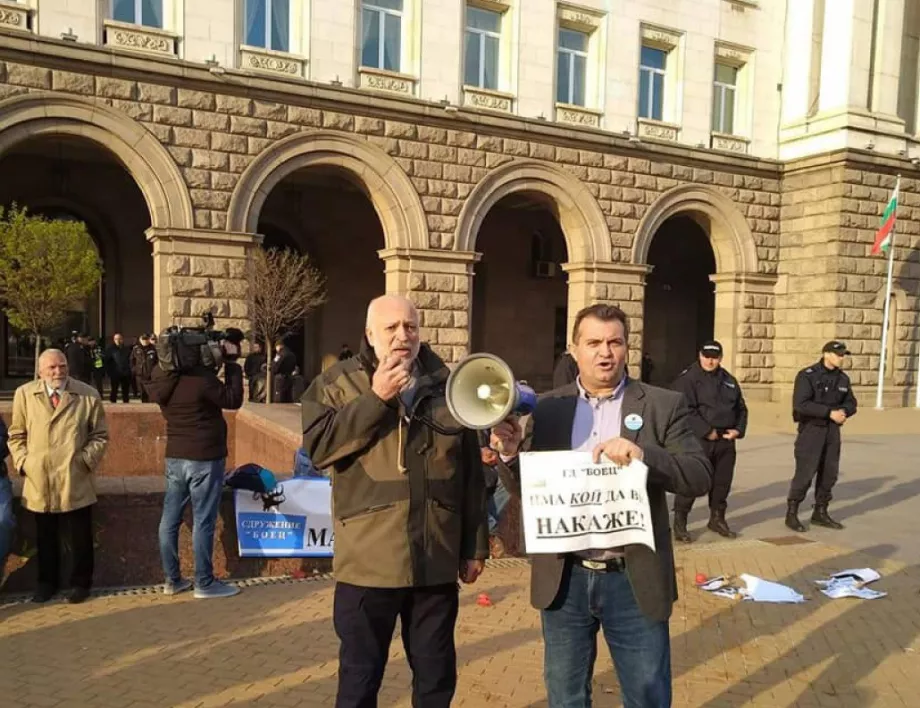 Организатор на протестите срещу Гешев се оплаква, че е спиран да спаси жена си