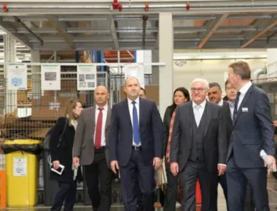  Президентът Радев и германския му колега посетиха немски завод край Пловдив
